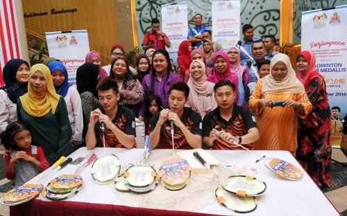 KL11_15092016_BADMINTON