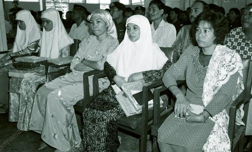 NAPSIAH OMAR SAMPAI BUNGKUSAN KUIH RAYA KEPADA BALU FRU