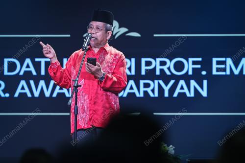 SENATOR DATUK SERI PROF DR AWANG SARIYAN