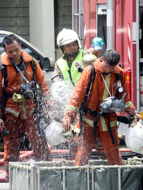 ANGGOTA BOMBA DAN PENYELAMAT