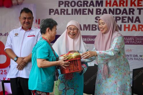 DATUK SERI DR WAN AZIZAH WAN ISMAIL