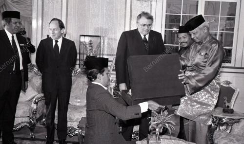 DISEMBER 1982