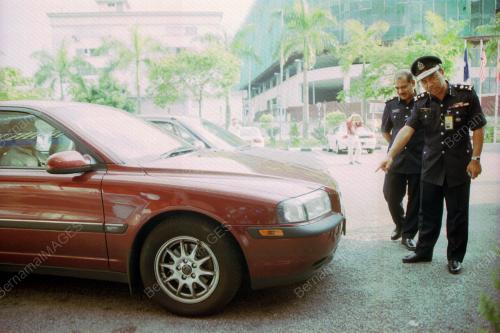KL11_19022016_KERETA_CURI