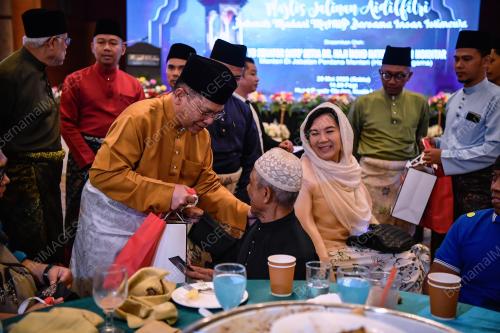 SENATOR DATUK DR NAÃ•IM MOKHTAR