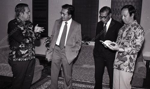 DR. MAHATHIR MOHAMAD