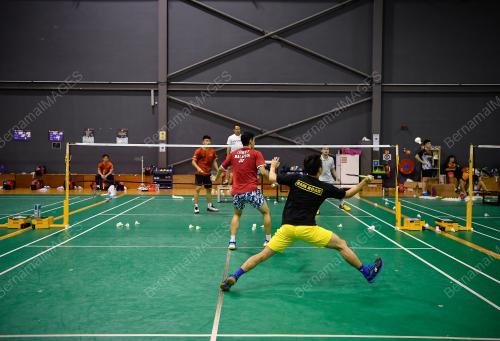 LATIHAN BADMINTON
