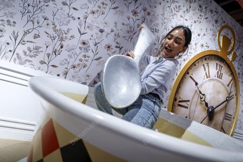 PAMERAN ALICE SAVES WONDERLAND