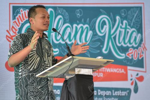 NIK NAZMI NIK AHMAD