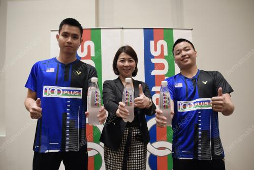 PERJANJIAN 100PLUS BERSAMA PEMAIN BEREGU BADMINTON MALAYSIA