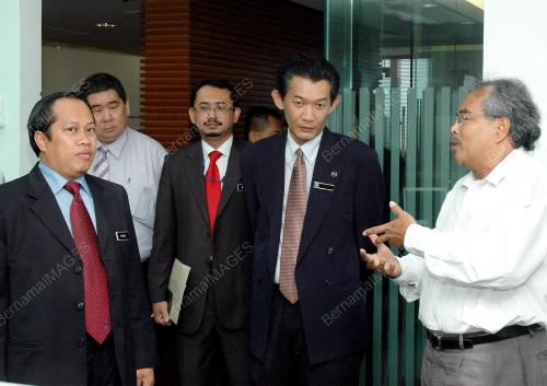 AHMAD MASLAN