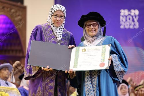 TUNKU AZIZAH AMINAH MAIMUNAH ISKANDARIAH