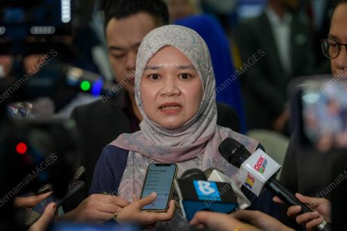 FADHLINA SIDEK