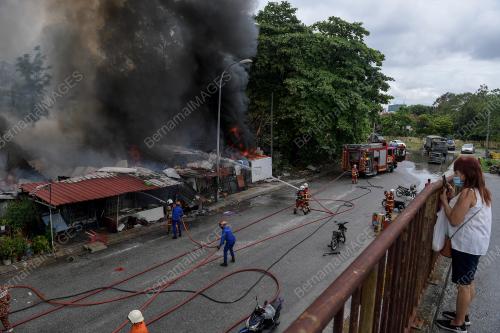 DERETAN KEDAI TERBAKAR DI JALAN EMPAT TIN