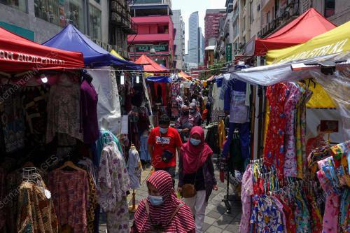 KEMERIAHAN ORANG RAMAI DI JALAN TAR