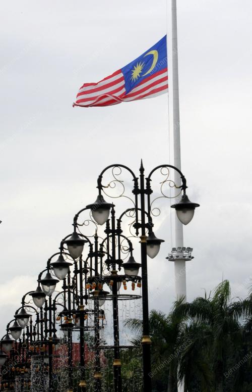 BENDERA SEPARUH TIANG