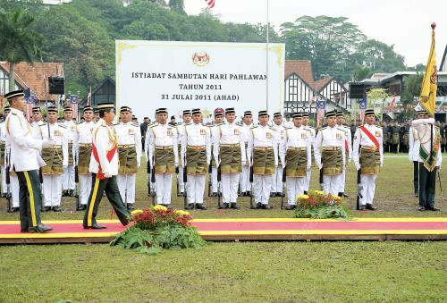 HARI PAHLAWAN
