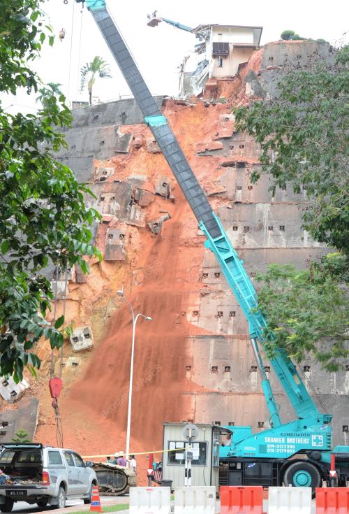 KL11_31122012_TANAH_RUNTUH