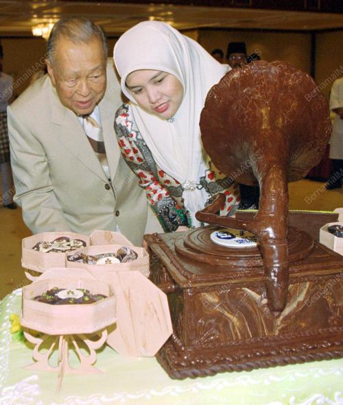 KL12-22_12_2000_AGONG_CAKE_15012016