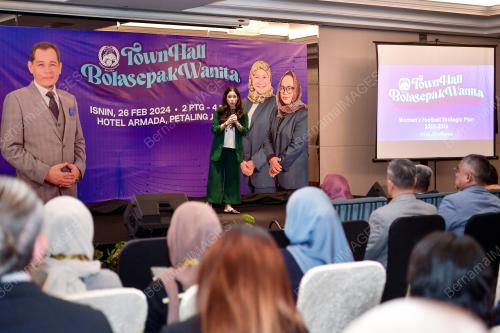TOWN HALL SKUAD BOLASEPAK WANITA