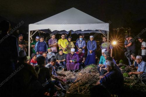 PENGEBUMIAN JENAZAH MANGSA TANAH RUNTUH