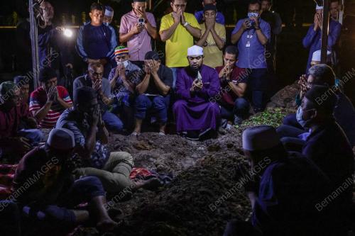 PENGEBUMIAN JENAZAH MANGSA TANAH RUNTUH