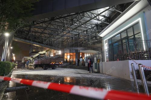 SILING DEPAN ANJUNG PUSAT BELI BELAH MEGAH RISE MALL RUNTUH