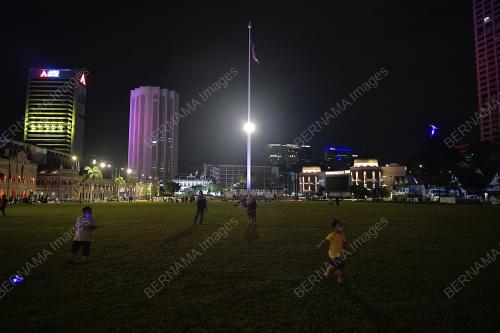 TINJAUAN SUASANA MALAM MINGGU DI IBU KOTA