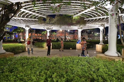 TINJAUAN SUASANA MALAM MINGGU DI IBU KOTA