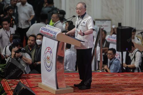DATUK SERI DR WEE KA SIONG