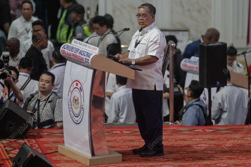 DATUK AARON AGO ANAK DAGANG