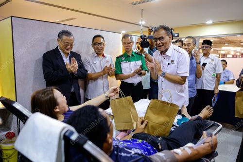 DATUK SERI DR DZULKEFLY AHMAD