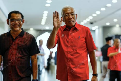 DATUK SERI MAHDZIR KHALID