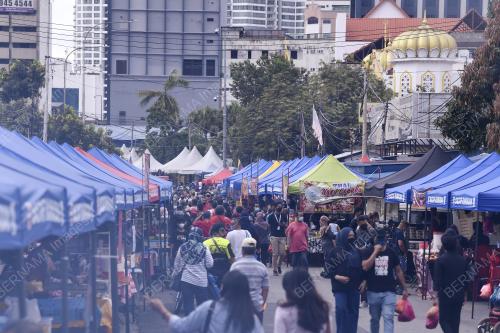 BAZAR DIBANJIRI ORANG RAMAI