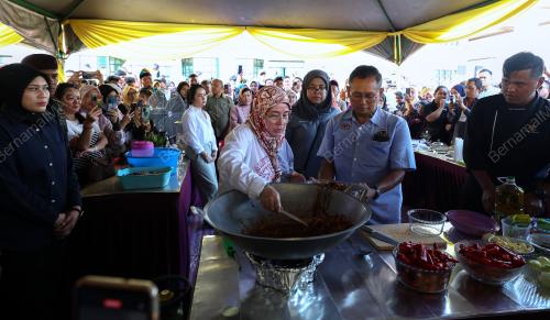TUNKU AZIZAH AMINAH MAIMUNAH ISKANDARIAH