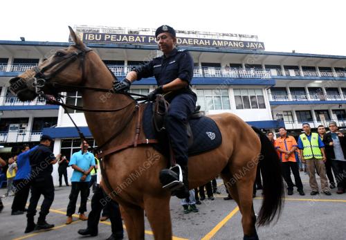 KL12_04102017_KOMUNITI_POLISI_BN201710037295