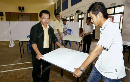 PERSIAPAN TEMPAT MEMBUANG UNDI