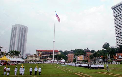 ISTIADAT MENGARAK PANJI-PANJI SERI PADUKA BAGINDA