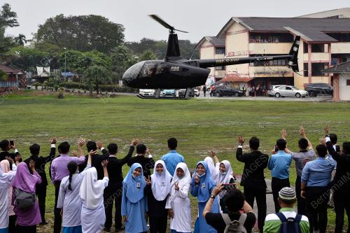 GURU BERSARA NAIKI HELIKOPTER