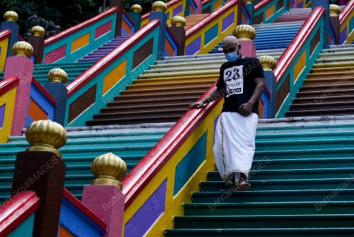 TINJAUAN PEMATUHAN PELITUP MUKA DI TEMPAT AWAM
