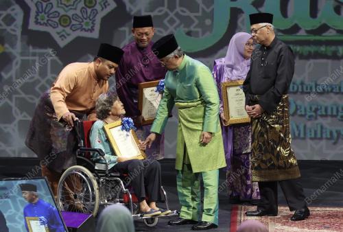AL-SULTAN ABDULLAH RI'AYATUDDIN AL-MUSTAFA BILLAH SHAH