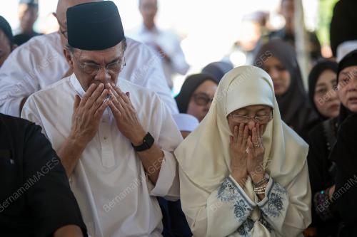 DATUK SERI DR WAN AZIZAH WAN ISMAIL