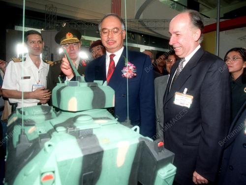 NAJIB LAWAT PAMERAN PERTAHANAN.