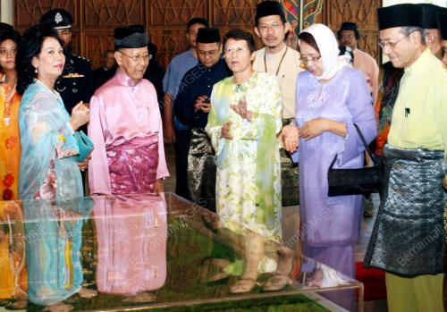ABDUL HALIM MUADZAM SHAH