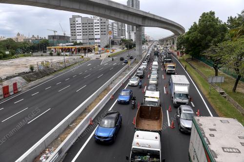 KESESAKKAN LEBUHRAYA MENUJU PUSAT BANDARAYA