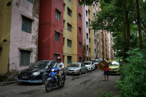 FLAT YANG DIHUNI TIDAK DIURUS DENGAN BAIK