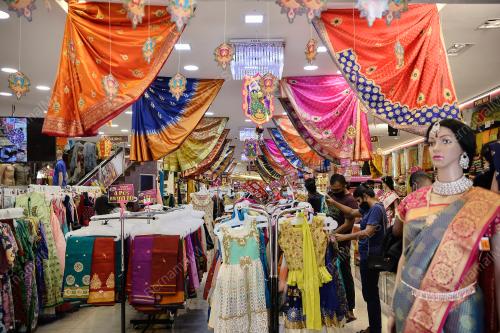 PERSIAPAN AKHIR MENYAMBUT PERAYAAN DEEPAVALI