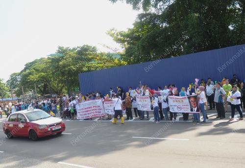 DEMONTRASI BANTAH PUSAT PENYEMBELIHAN AYAM