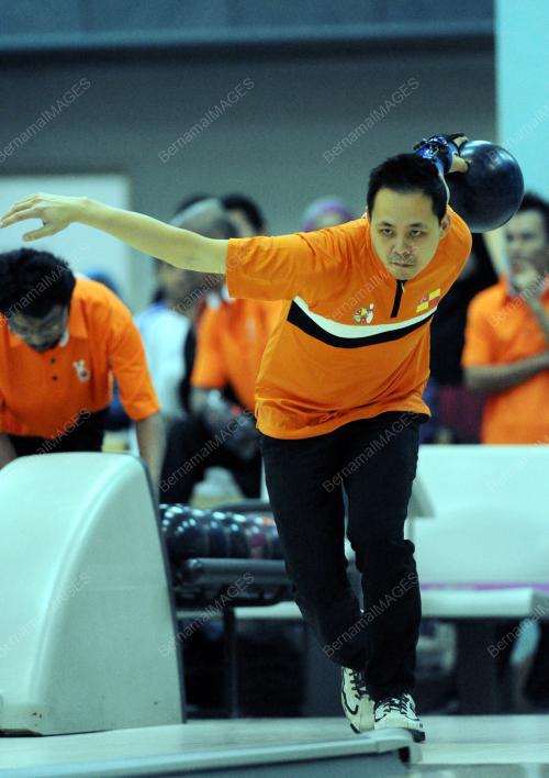 KL12_15032012_BOWLING
