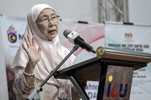 DATUK SERI DR WAN AZIZAH WAN ISMAIL