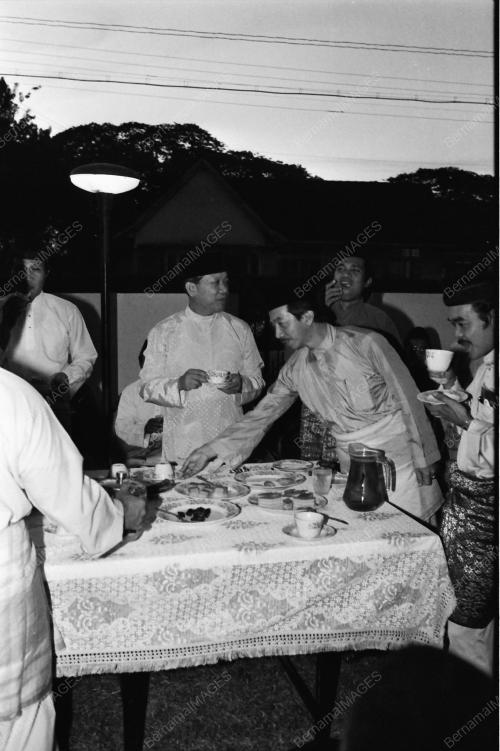 BERBUKA